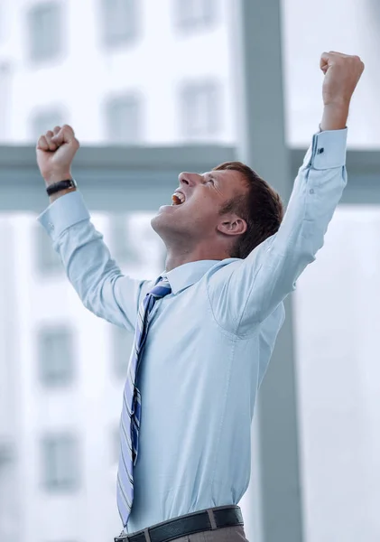 Empresario celebrando con los puños levantados en el aire — Foto de Stock