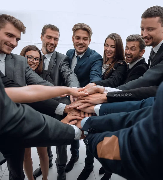 Große Gruppe von Geschäftsleuten, die mit gefalteten Händen zusammen stehen — Stockfoto