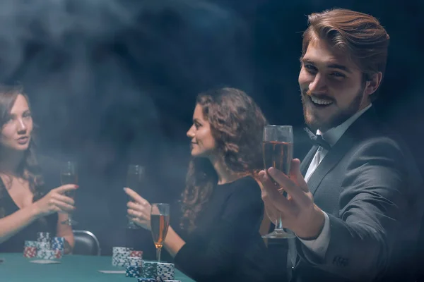 Grupo feliz de pessoas comemorando um jogo de poker de sucesso — Fotografia de Stock