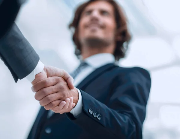 Serrer la main, convenu entre les deux hommes dans les entreprises . — Photo