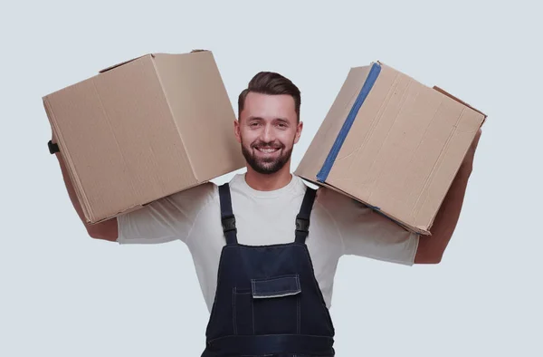 Em pleno crescimento. um homem sorridente com caixas de papelão nos ombros — Fotografia de Stock