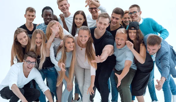 Grupp glada unga människor tittar på kameran. — Stockfoto