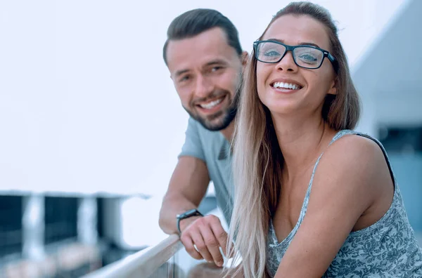 Close up.coppia sorridente in piedi nella hall di un hotel moderno — Foto Stock