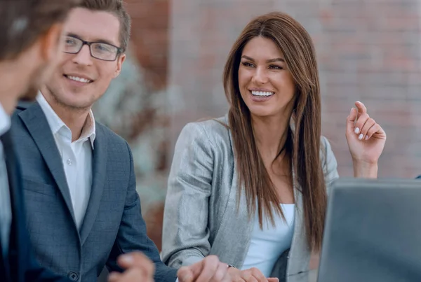 Equipo de negocios discute nuevas ideas — Foto de Stock