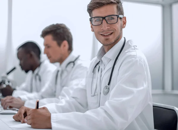 Gruppo di medici che conducono studi di laboratorio — Foto Stock