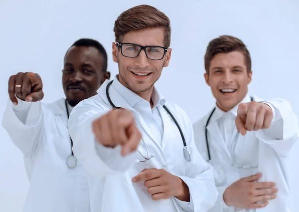 Skupina úspěšných lékařů ukazujících na vás. — Stock fotografie