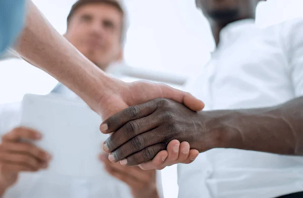 Em primeiro plano parceiros de negócios handshake — Fotografia de Stock