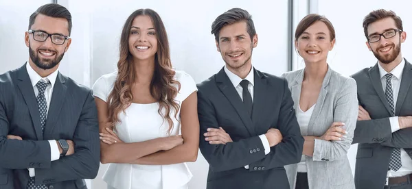 Équipe d'affaires professionnelle debout ensemble dans le bureau . — Photo