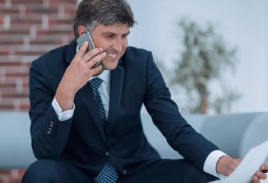 Bulanık ofis geçmişi olan bir iş adamı