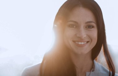 Yakın plan. Mutlu genç bir kadının yüzü.