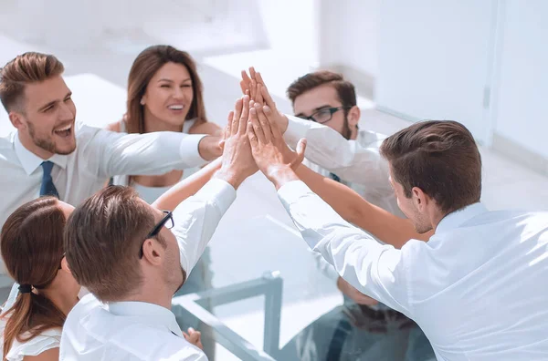 Exitoso equipo de negocios está poniendo sus palmas juntas —  Fotos de Stock