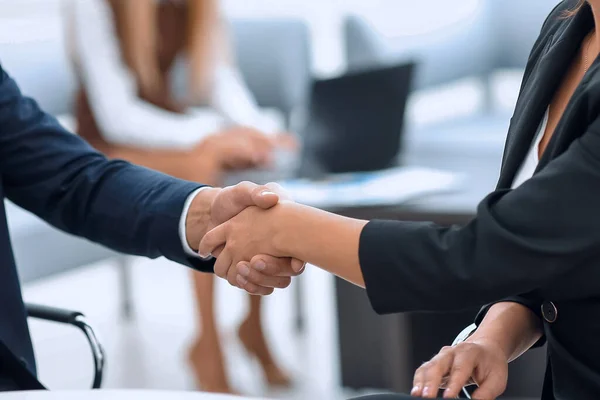Primo piano di un business handshake donne business partner.the concetto di business . — Foto Stock