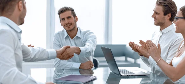 Handshake obchodní partneři přes stůl — Stock fotografie