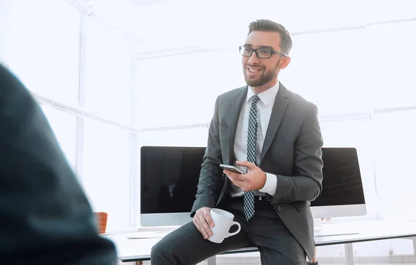 Empleados que utilizan los aparatos, un descanso de trabajo —  Fotos de Stock