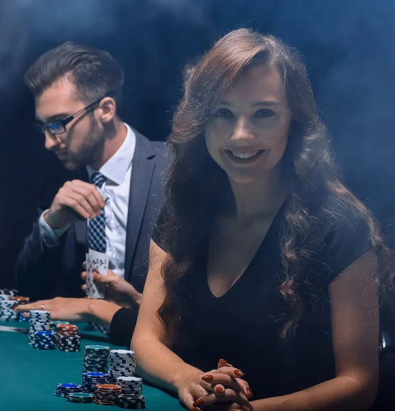 Mulher de negócios moderna sentada à mesa de dados em um cassino . — Fotografia de Stock