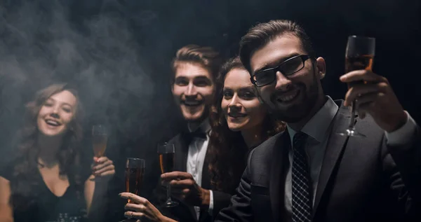 Jugadores de póquer con una copa de vino, sentado en una mesa — Foto de Stock