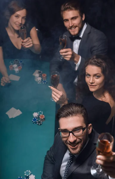 Grupo de jóvenes ricos está jugando al poker en el casino — Foto de Stock