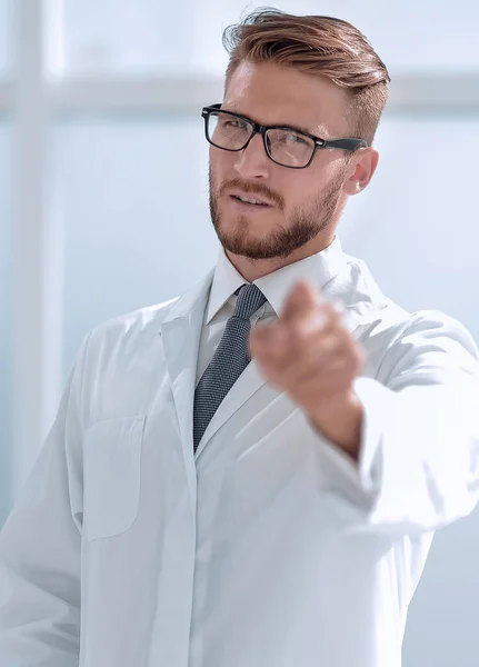 Selbstbewusster Arzt zeigt auf dich — Stockfoto