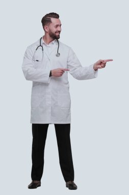 Tam gelişim. Gülümseyen terapist doktor kopya alanına işaret ediyor