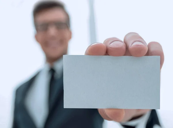 Zakenman toont een blanco visitekaartje — Stockfoto