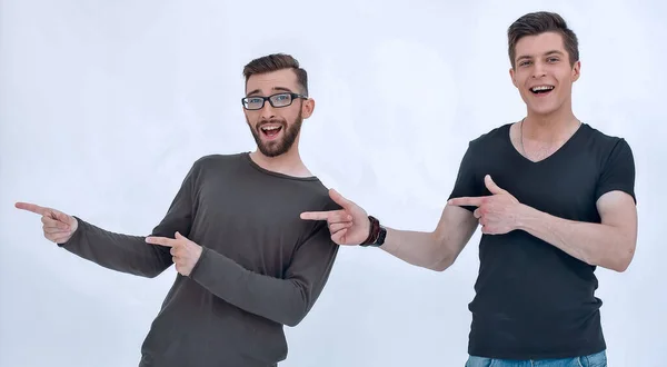 Homens mostrando no espaço vazio com o dedo isolado — Fotografia de Stock