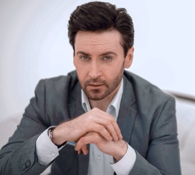 Modern bir iş adamının portresi.