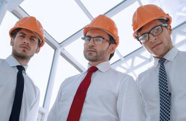 Ofisin arka planında tasarımcı grubu.