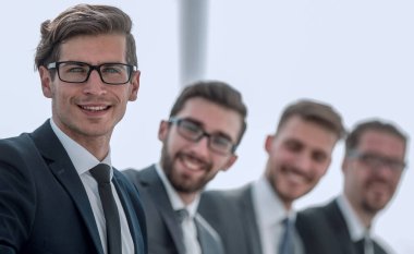 Kapat. Bir grup iş adamı konferans odasında oturuyor.