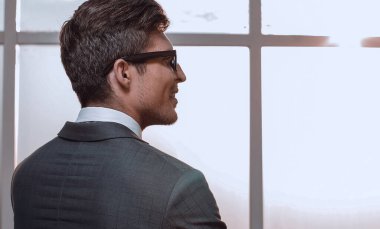 Kopyalama alanına bakan işadamı.