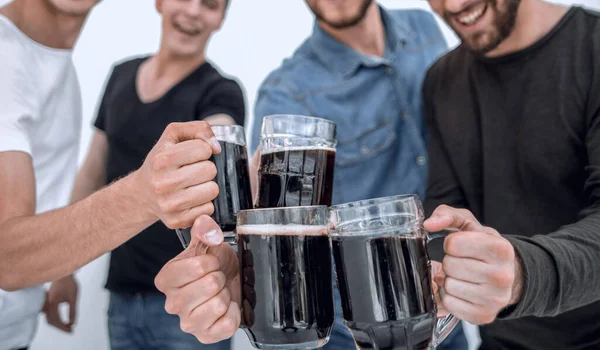 Caras com canecas de cerveja isolado no fundo branco — Fotografia de Stock