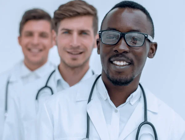 Grupa wielorasowych lekarzy stojących w rzędzie — Zdjęcie stockowe