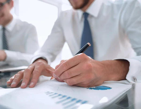 Businessman verificar sobre custo e fazer relatório gráfico de finanças no escritório — Fotografia de Stock