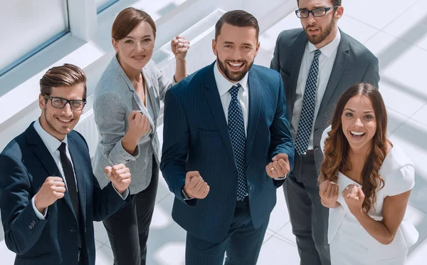 Top view.happy business team che mostra il loro successo — Foto Stock