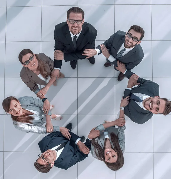 Vista superior. equipo empresarial de pie en un círculo — Foto de Stock