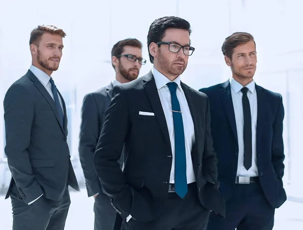 Empresário e sua equipe de negócios em pé no escritório — Fotografia de Stock