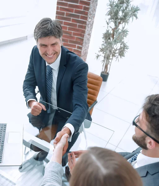 Välkommen handslag mellan en advokat och en klient — Stockfoto
