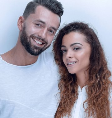 Güzel genç bir çiftin portresi..