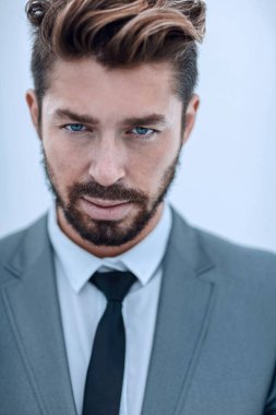 Takım elbise ve kravat takan ciddi bir iş adamı. mavi arkaplan