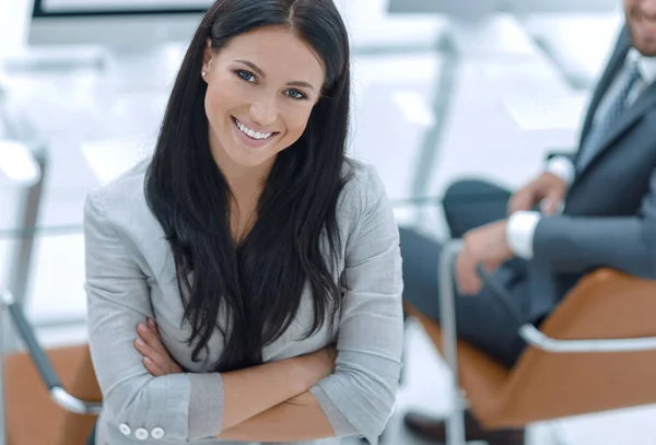 Portret młodej kobiety biznesu w miejscu pracy — Zdjęcie stockowe
