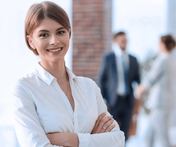 Portrait de jeune femme d'affaires sur le fond du bureau — Photo