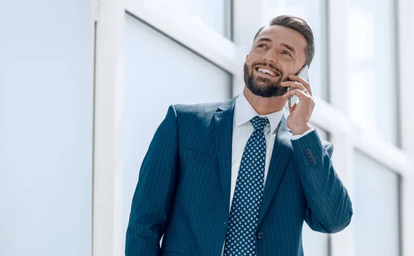 Χαμογελαστή επιχειρηματίας μιλώντας σε ένα κινητό τηλέφωνο — Φωτογραφία Αρχείου
