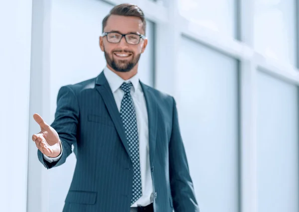 Un hombre de negocios seguro apuntándote — Foto de Stock