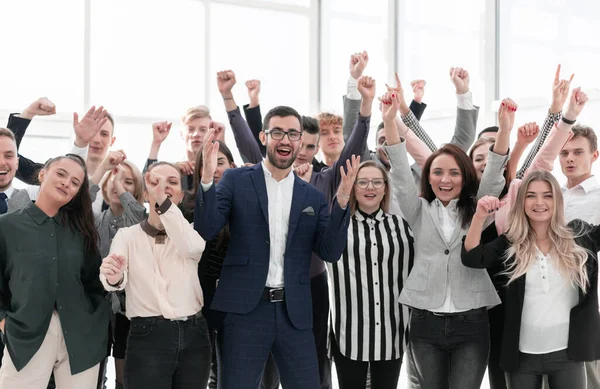 Heureux groupe de jeunes employés avec les mains en l'air — Photo