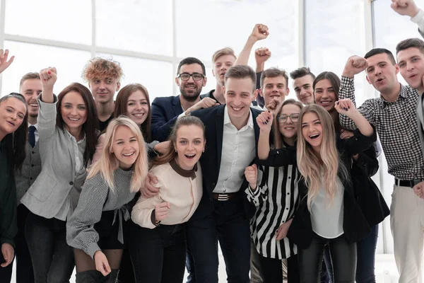 Team fröhlicher junger Leute blickt in die Kamera — Stockfoto