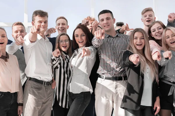 Grupp av olika ungdomar som pekar på kameran — Stockfoto