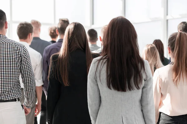 Jeunes gens d'affaires marchant ensemble dans un nouveau bureau — Photo