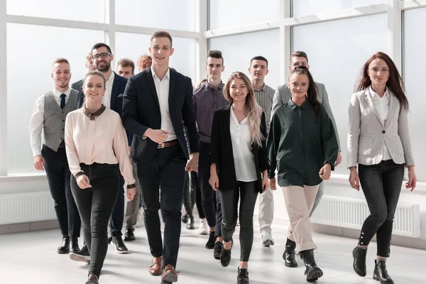 Jonge zakenmensen lopen samen in een nieuw kantoor — Stockfoto