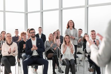 Bir iş seminerinde konferans veren bir konuşmacı görüntüsü