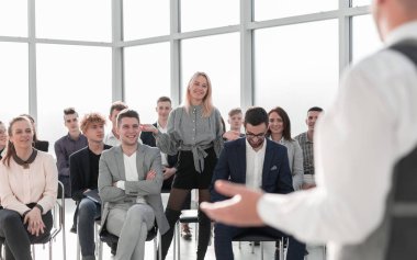 Bir grup genç iş adamıyla bir toplantıda iş koçu.