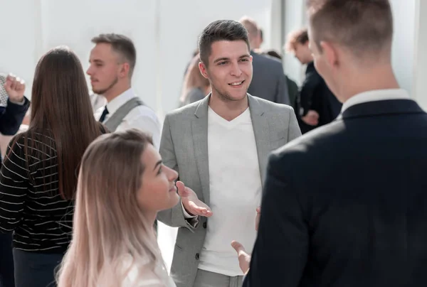 Hombre de negocios casual explicando algo a su colega — Foto de Stock